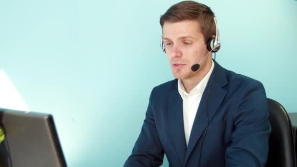 Mann löst das Problem des Kundenrufcenters - Filmmaterial, Video