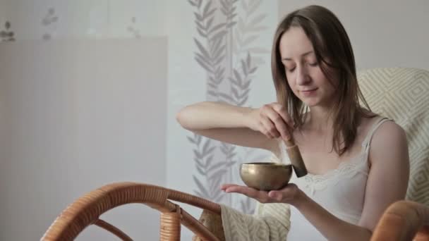 Young beautiful lady relaxing with nepal singing bowl - Πλάνα, βίντεο