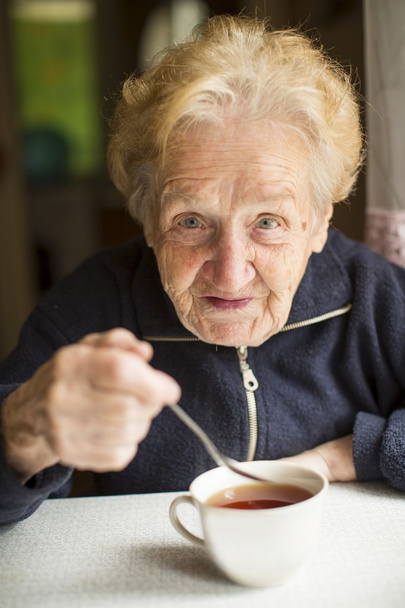 Großmutter trinkt Tee - Foto, Bild