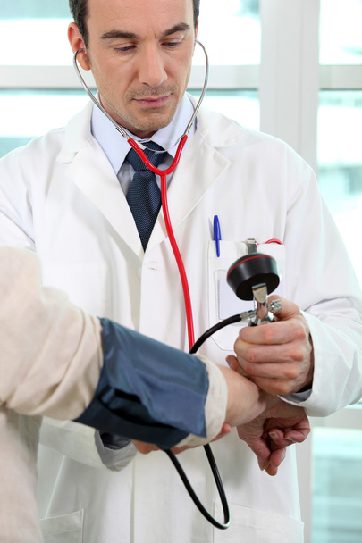 Doctor taking blood pressure - Foto, immagini