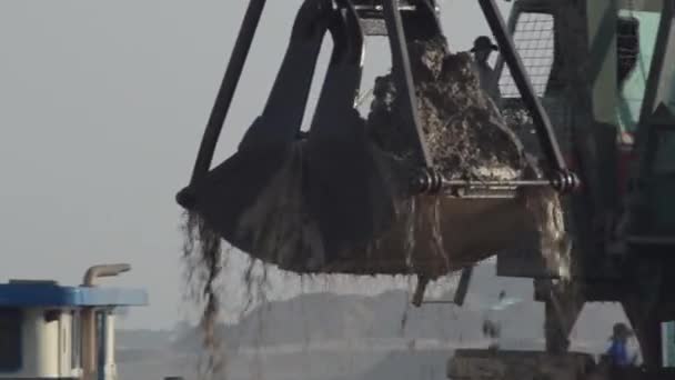 CONSTRUCTION DREDGING: Giant scoop lifts sand and mud from river to barge - Video, Çekim