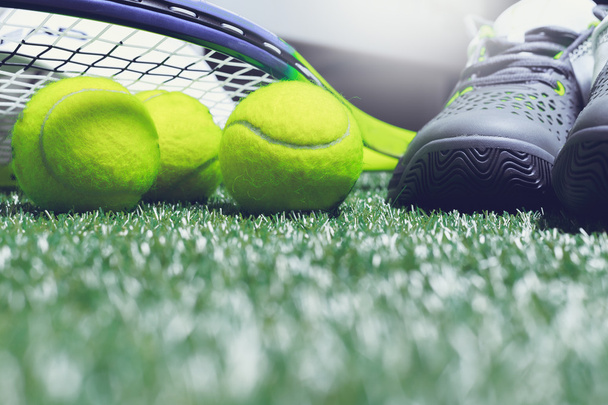 kengät ja tennis esineitä
 - Valokuva, kuva