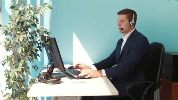 Man solves the problem of the customer call center - Materiał filmowy, wideo