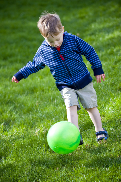 jongen schoppen bal - Foto, afbeelding