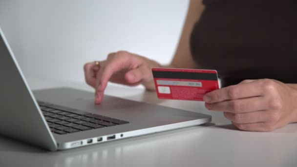 Bezahlen mit Kreditkarte online am Laptop - Filmmaterial, Video