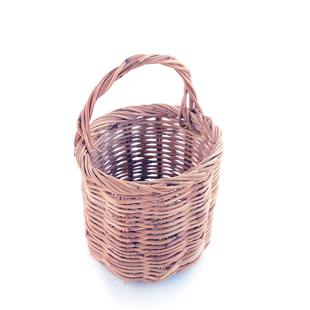 Pequeña cesta de mimbre sobre fondo blanco, tono vintage
 - Foto, imagen