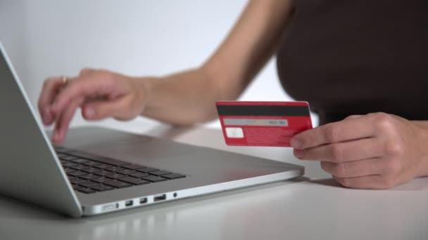 płatności kartą kredytową online na laptopie - Materiał filmowy, wideo