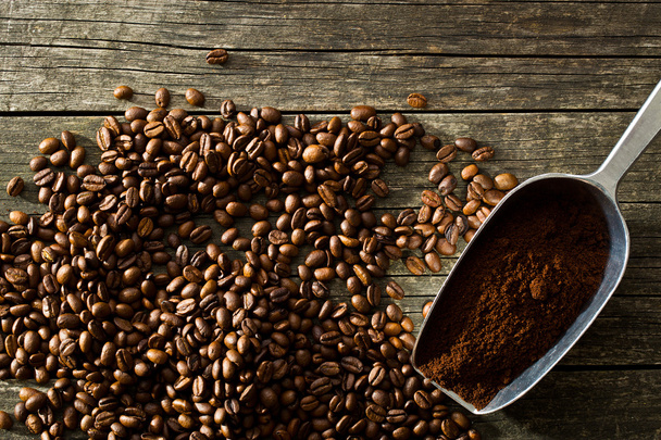 coffee beans and ground coffee - Zdjęcie, obraz