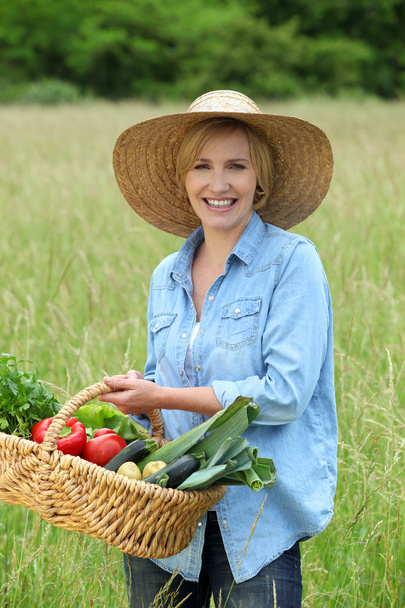 Woman with vegetable basket - Zdjęcie, obraz