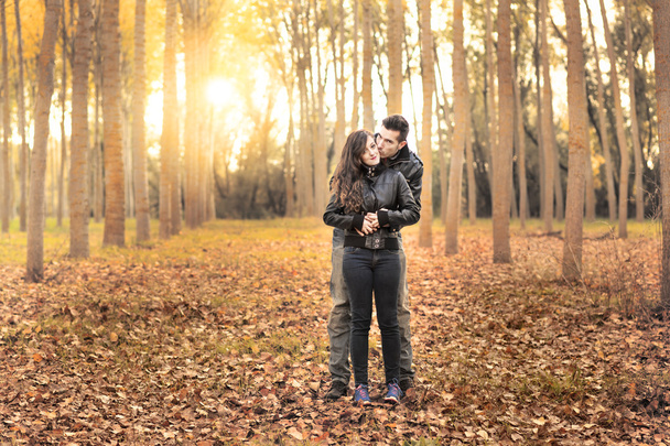 Ρομαντικό ζευγάρι φορώντας τζιν περπάτημα στο πάρκο φθινόπωρο - Φωτογραφία, εικόνα