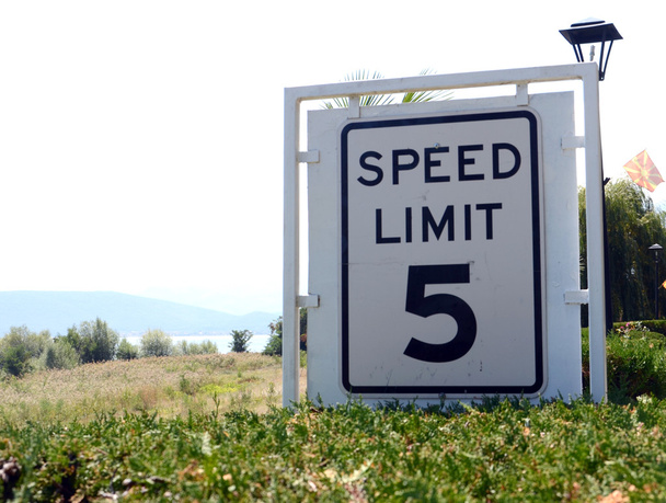 Знак ограничения скорости 5
 - Фото, изображение