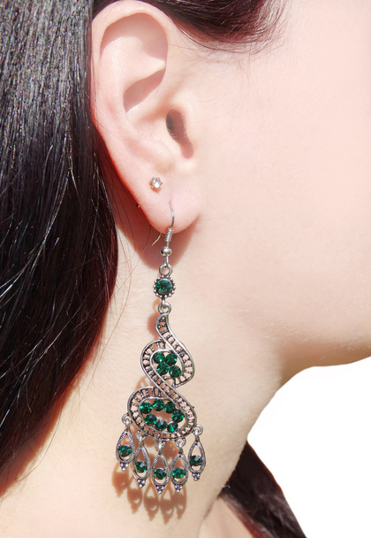 σκουλαρίκια κοσμήματα με φωτεινά κρύσταλλα στο αυτί - Φωτογραφία, εικόνα