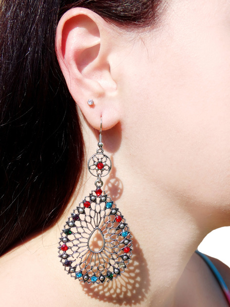 brincos jóias com cristais brilhantes na orelha
 - Foto, Imagem