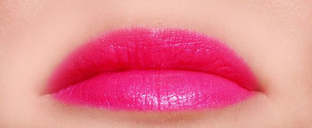 rode lippen lichte make-up cosmetica - Foto, afbeelding