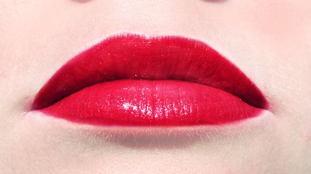 κόκκινα χείλη φωτεινό μακιγιάζ καλλυντικά - Φωτογραφία, εικόνα