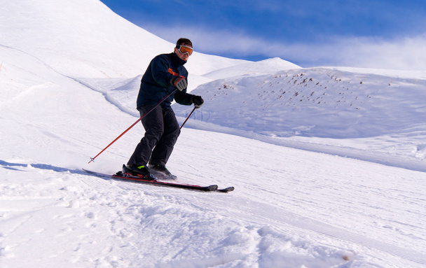 Esquiador bajando por la pendiente
 - Foto, imagen