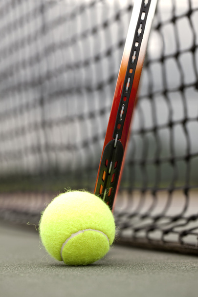 Теннисные мячи и ракетка - Фото, изображение