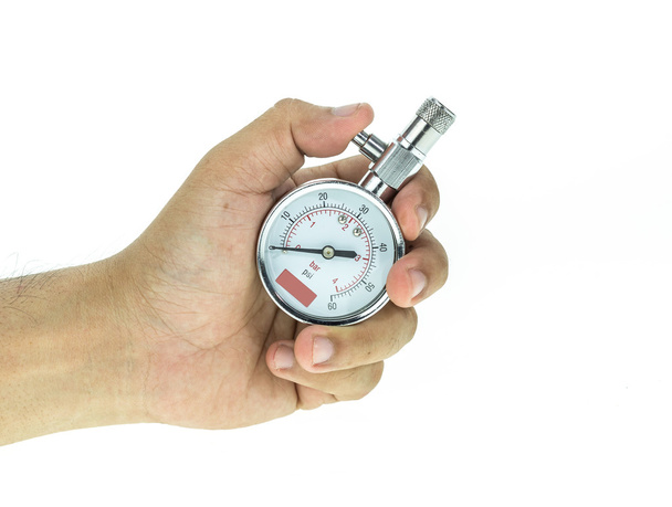 Zblízka ruka držící stříbrný manometru izolované na whi - Fotografie, Obrázek