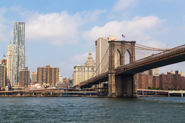 Γέφυρα του Μπρούκλιν και στο κέντρο της πόλης Νέα Υόρκη - Φωτογραφία, εικόνα