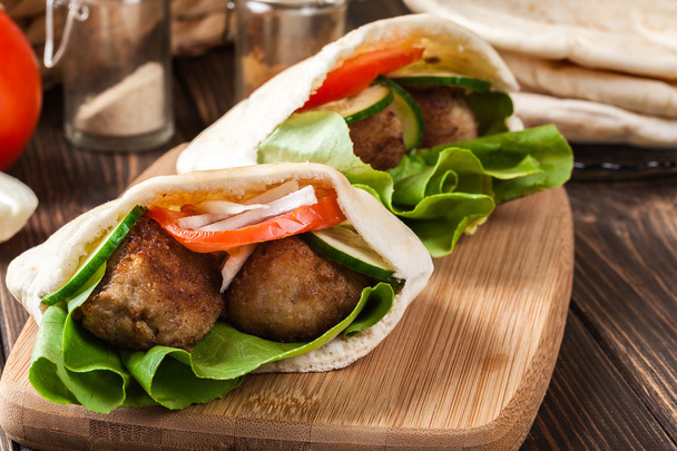 Pita bread with falafel and fresh vegetables - Foto, afbeelding