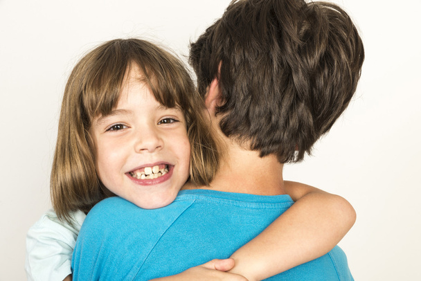 crianças abraçando e sorrindo
 - Foto, Imagem