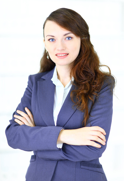 Портрет милой молодой деловой женщины, улыбающейся в офисной обстановке - Фото, изображение