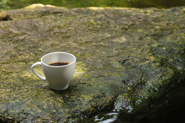 Чорна кава в білій керамічній чашці
 - Фото, зображення