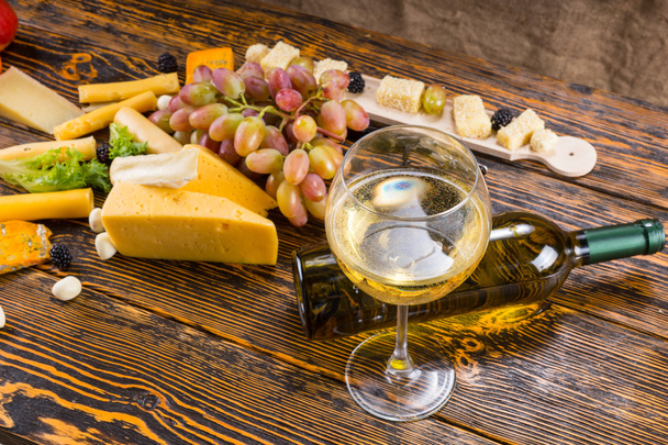 Glass of White Wine on Table with Cheese and Fruit - Foto, imagen