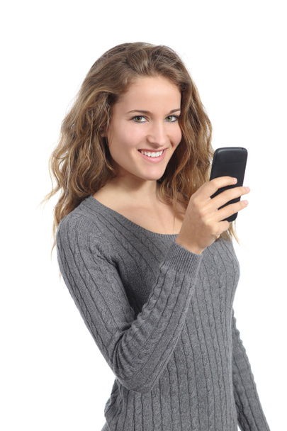 Mulher bonita mensagens em um telefone celular olhando para a câmera
 - Foto, Imagem
