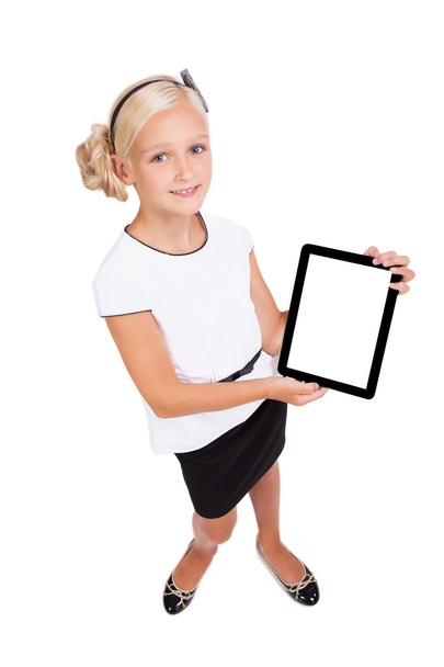 σχολείο κορίτσι με μια ταμπλέτα στα χέρια κοιτάζοντας την κάμερα και smi - Φωτογραφία, εικόνα