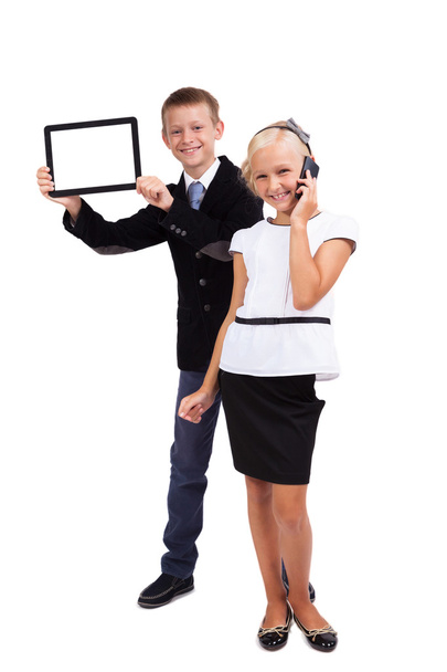 étudiant avec une tablette et une écolière avec un téléphone portable sur un
 - Photo, image