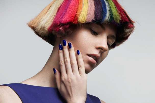 mujer con el pelo del arco iris
 - Foto, imagen