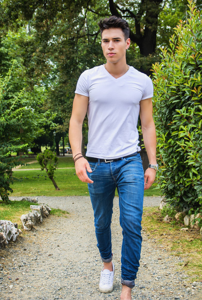 Handsome young man in white t-shirt outdoor in city park - Valokuva, kuva