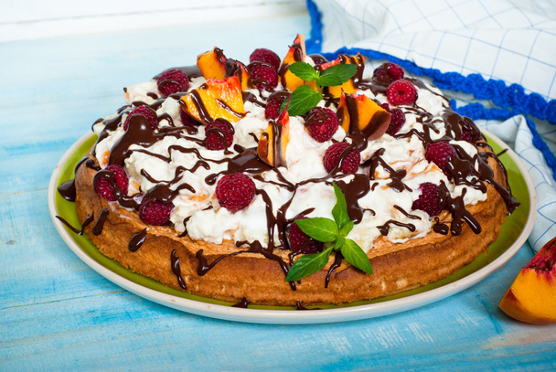 Cake met perziken en frambozen - Foto, afbeelding