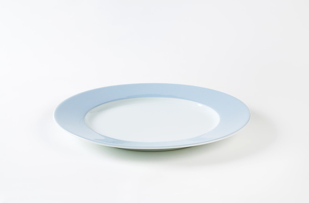 white plate with blue rim - Fotografie, Obrázek