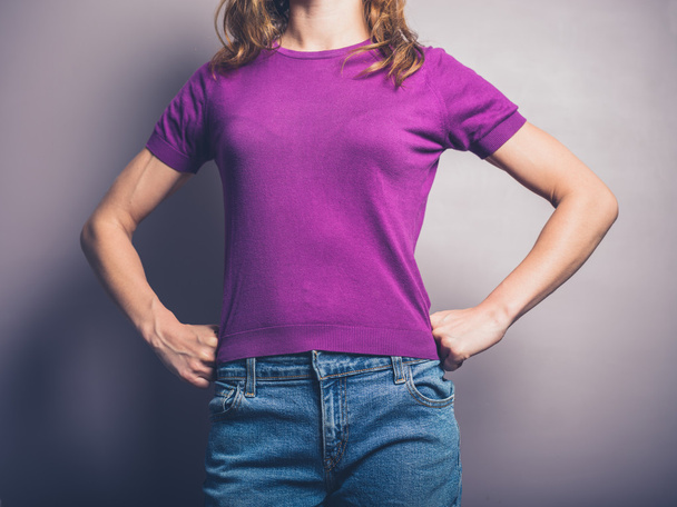 Впевнена молода жінка в фіолетовому
 - Фото, зображення
