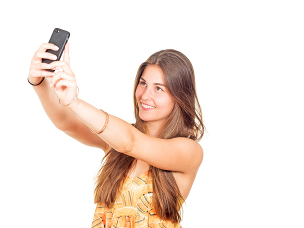 aantrekkelijke jonge vrouw neemt een selfie - Foto, afbeelding