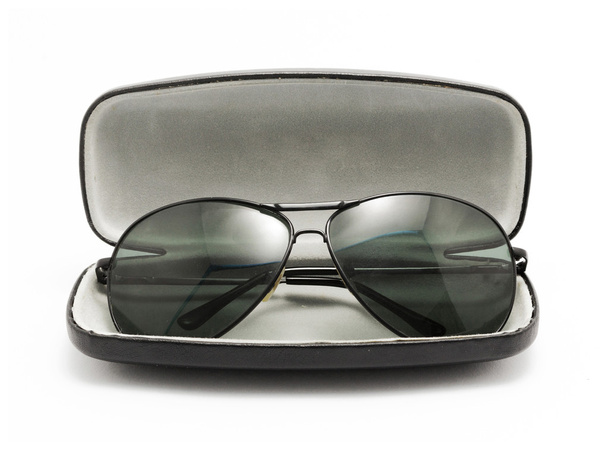 сонцезахисні окуляри в чорному відкритому футлярі
 - Фото, зображення
