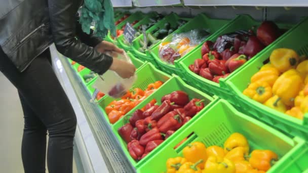 Young woman in supermarket - Video, Çekim