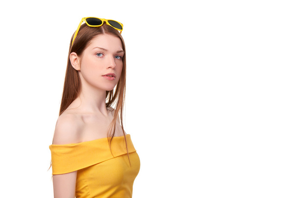 Rossa donna in top giallo e occhiali da sole
 - Foto, immagini