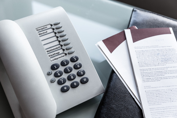 teléfono, portátil en una habitación de hotel
 - Foto, Imagen