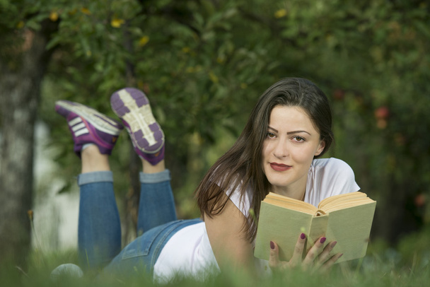 Portrait of beautiful woman reading book - Foto, Imagem