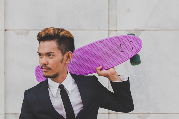Mladý pohledný asijský model lodě s jeho skateboard - Fotografie, Obrázek