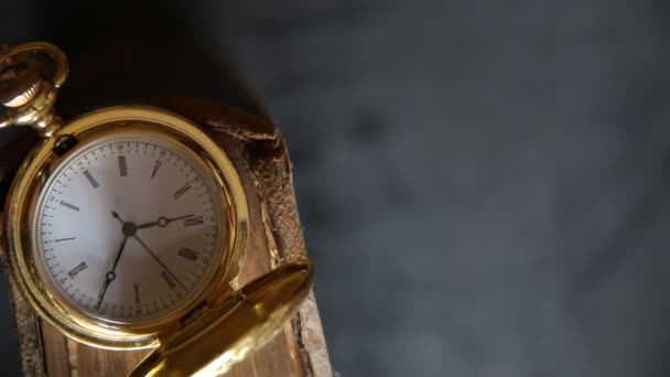 zlaté kapesní hodinky - Záběry, video