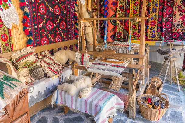 Традиционная румынская старомодная деревянная ткацкая машина
 - Фото, изображение
