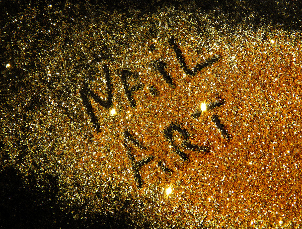 Felirat Nail Art a csillogó arany csillog a fekete háttér - Fotó, kép