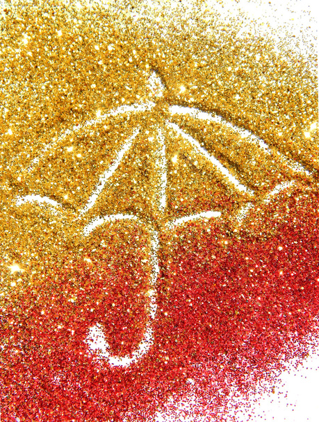 Sumea sateenvarjo kultainen ja punainen glitter kimallus valkoisella pohjalla
 - Valokuva, kuva