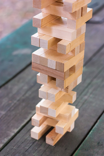 Stojący drewniany blok gry na stole - Zdjęcie, obraz
