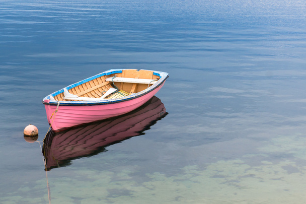 きれいな水でシングル ピンク ボート - 写真・画像