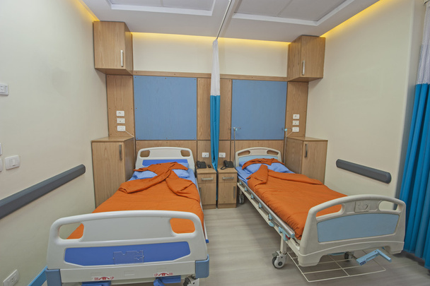Кровати в больничной палате
 - Фото, изображение